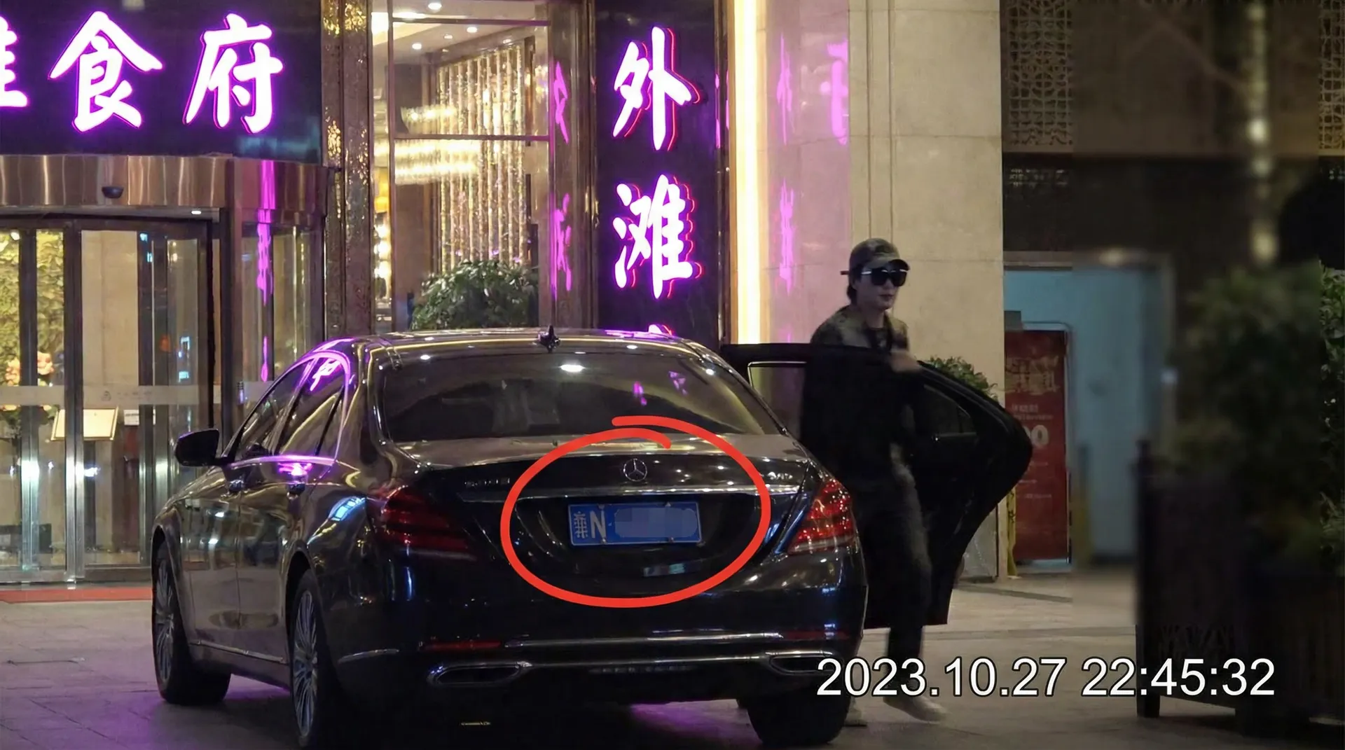 体育竞猜推荐平台平台 - 豪车餐厅外被拍